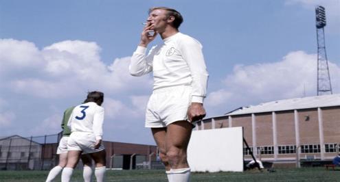 "هاجم منتخب مصر".. من هو تشارلتون أيقونة ليدز الراحلة؟